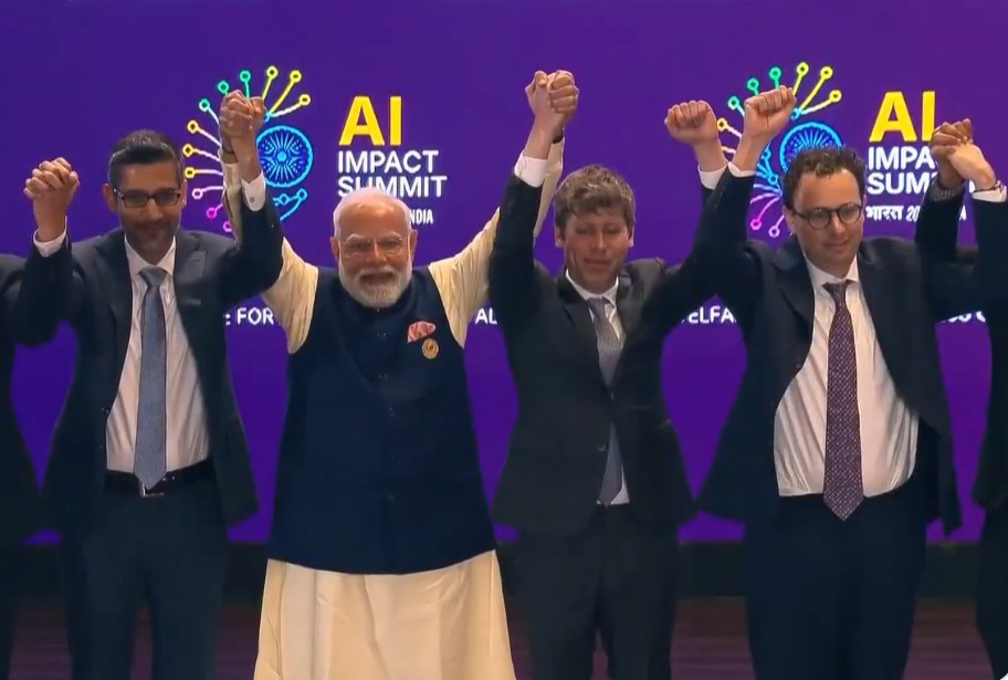 Tensão no mundo da IA: rivais, Sam Altman e Dario Amodei se recusam a dar as mãos em evento na Índia