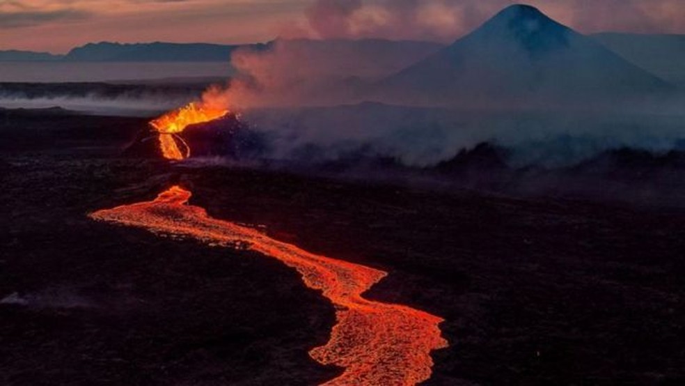 A língua de lava emitida da cratera flui lentamente morro abaixo — Foto: Sophie Carr (BBC)
