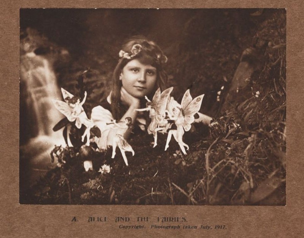 Frances 'Alice' Griffiths e as fadas, em foto da sua prima Elsie 'Iris' Wright — Foto: GETTY IMAGES/VIA BBC