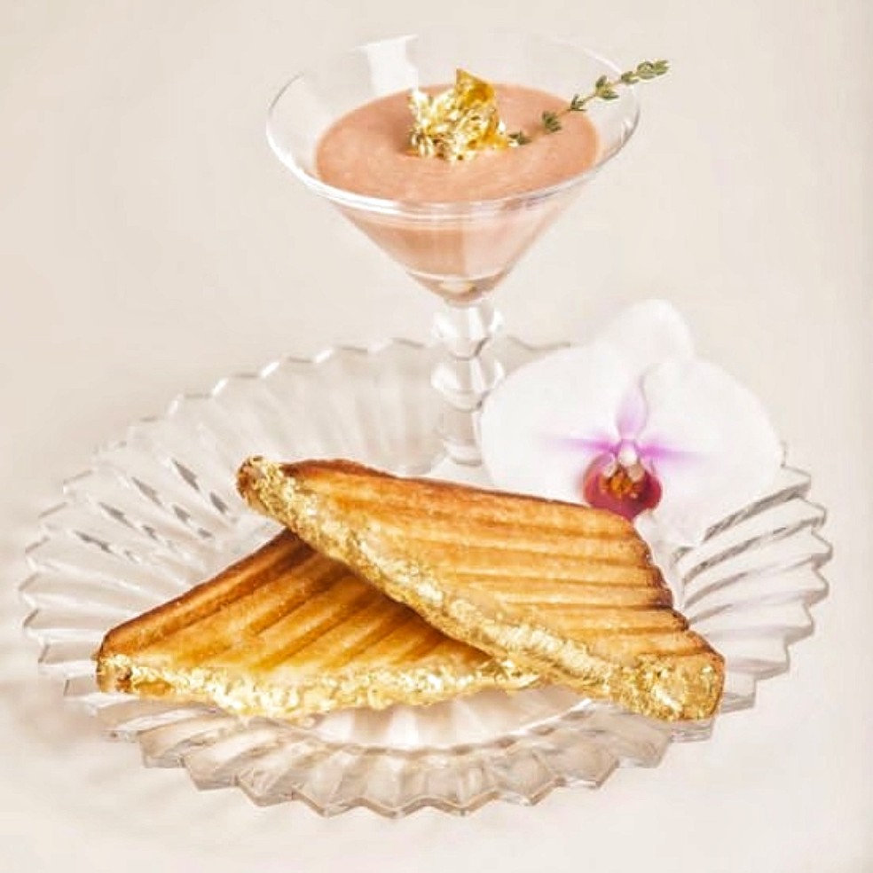 O lanche é servido em um pão francês feito com champanhe Dom Perignon  — Foto: Reprodução Instagram