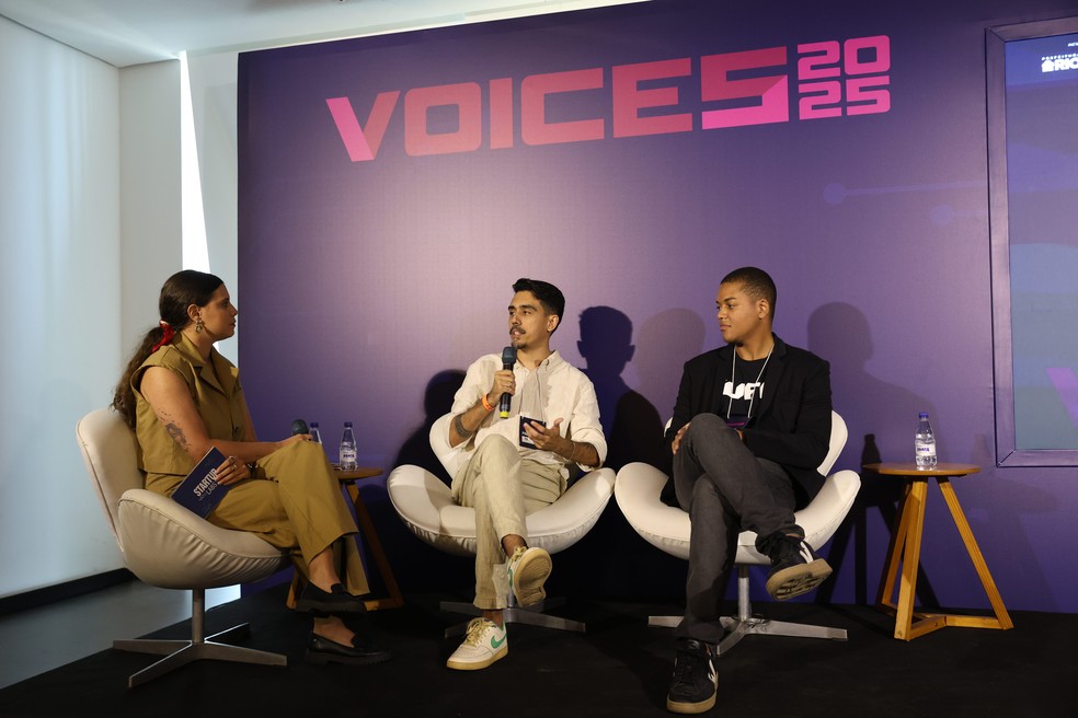 Thiago Monsores e Marcus Vinícius Athayde, durante painel do Voices, mediado por Rebecca Silva — Foto: Fernando Souza