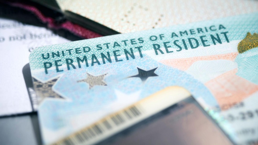 Medida congela o processamento de vistos permanentes para cidadãos de países considerados de "alto risco para uso de benefícios públicos", entre eles o Brasil — Foto: BBC News fonte