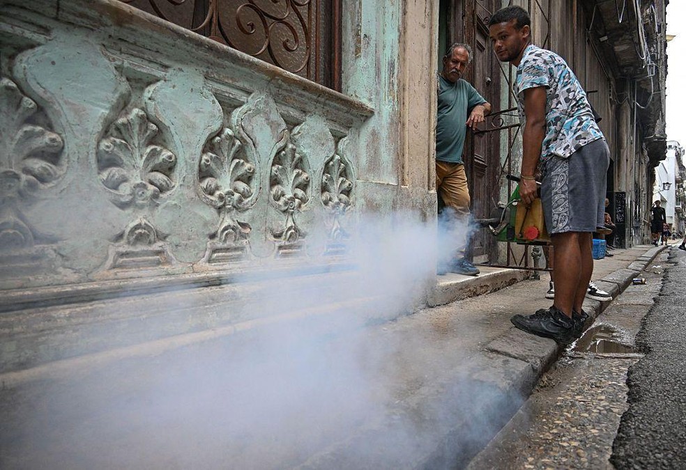 O governo cubano realiza campanhas de pulverização (fumacê) para combater os mosquitos, principal vetor dos vírus que circulam no país — Foto: BBC News fonte