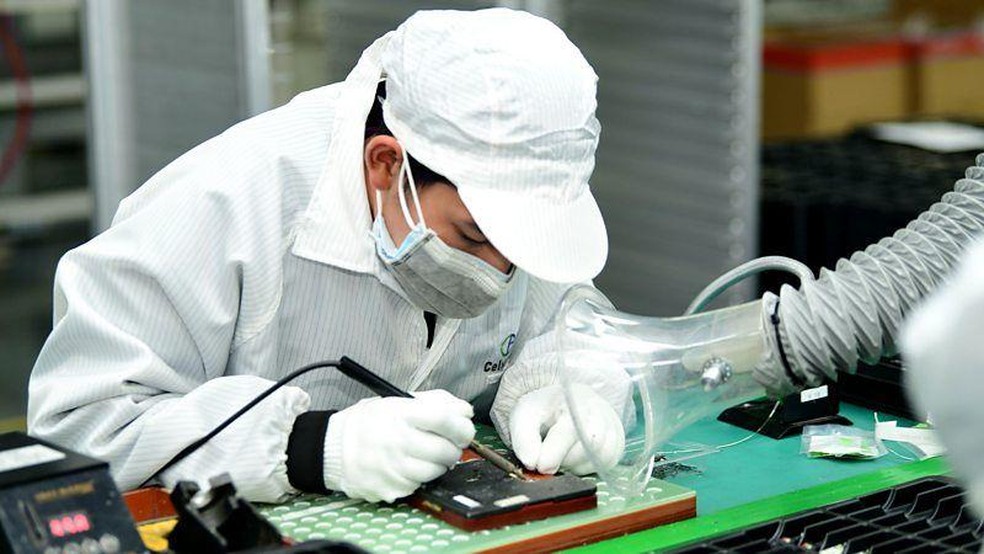 As empresas chinesas demonstraram competência na produção em larga escala e no controle de custos, que são fatores fundamentais para a produção de baterias para veículos elétricos — Foto: BBC News fonte