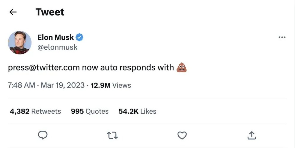 Em um post no Twitter, Musk afirma que o email para pedidos da imprensa agora responde com um emoji — Foto: Reprodução/Twitter