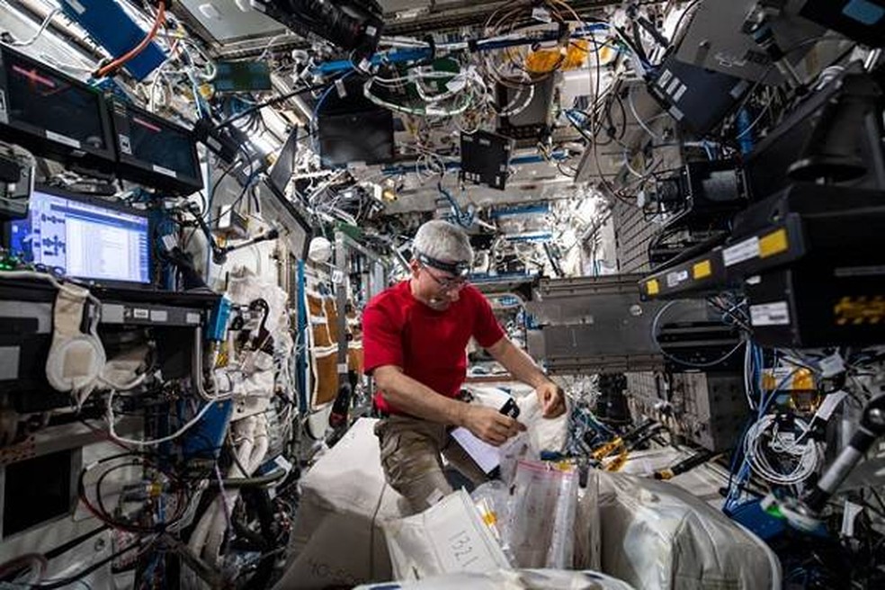 Astronauta Vande Hei durante experimento na ISS — Foto: NASA