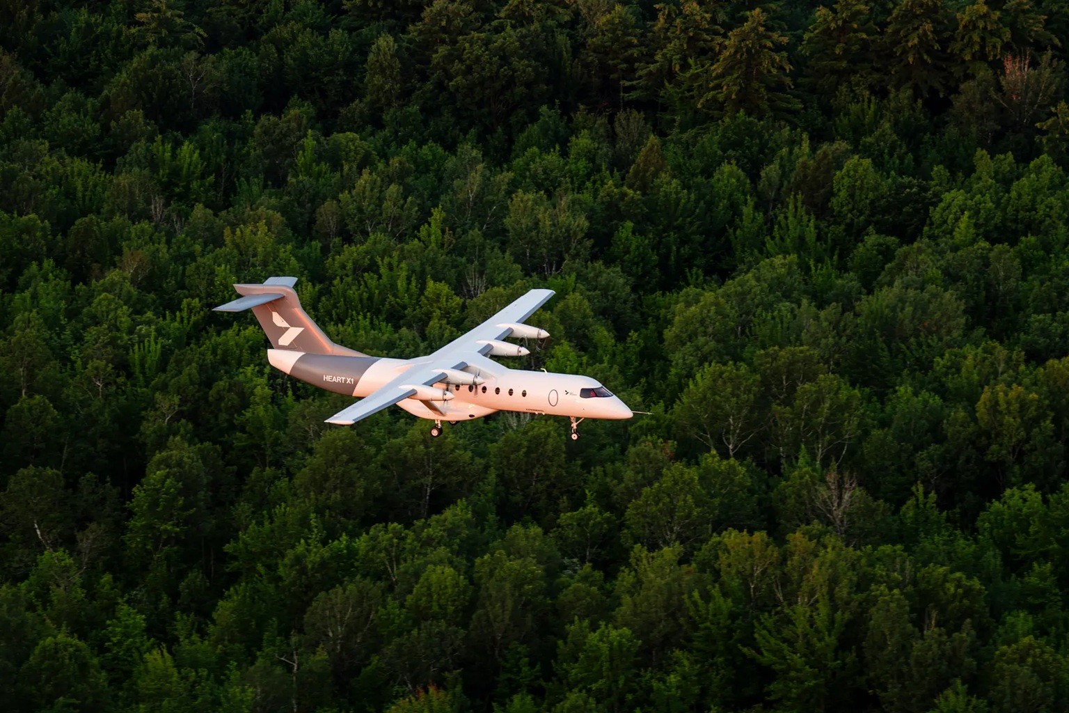 Maior avião elétrico movido a bateria já construído faz 1º voo teste e gasta apenas US$ 5 em energia