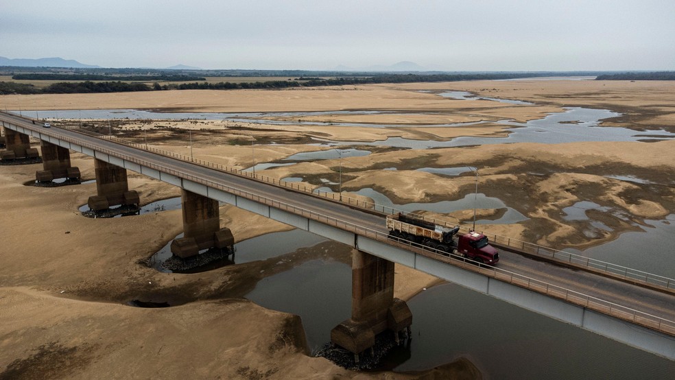 BBC News fonte — Foto: Caminhão atravessa a ponte dos Macuxis, em Boa Vista (RR), em março deste ano