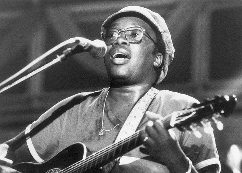 Milton em foto de 1982, ano em que disco baseado na Missa dos Quilombos foi gravado — Foto: BBC News fonte