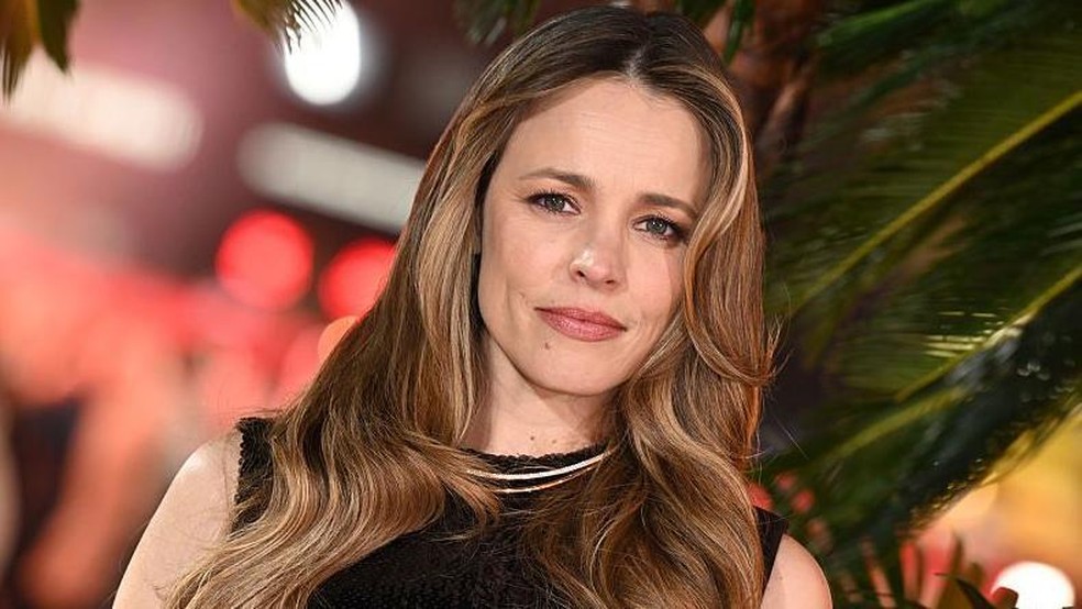 Rachel McAdams estrela Socorro!, que aborda o conflito entre um chefe tóxico e uma funcionária — Foto: BBC News fonte