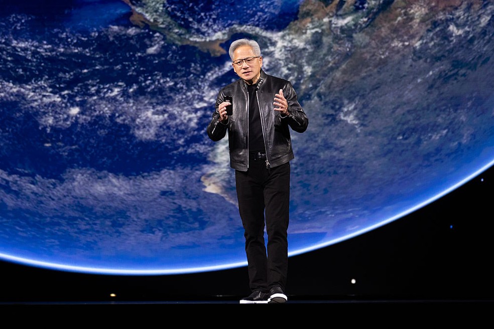 Jensen Huang fala para público de 18 mil pessoas no SAP Center, em San Jose, Califórnia — Foto: Benjamin Fanjoy/Getty Images