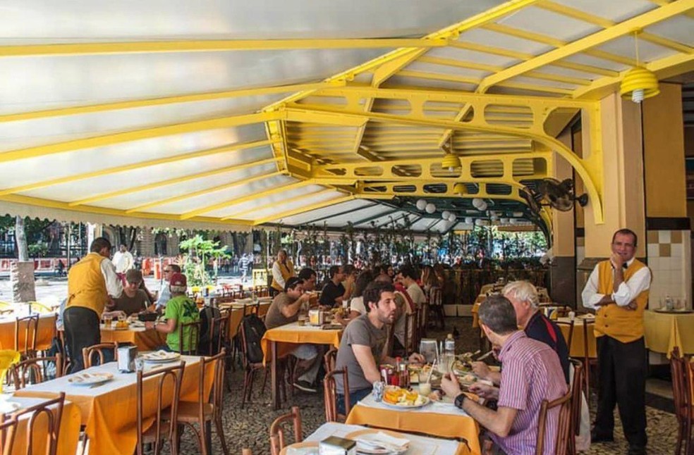 O Amarelinho, no Rio, tornou-se uma espécie de ícone nacional do chope — Foto: BBC News fonte