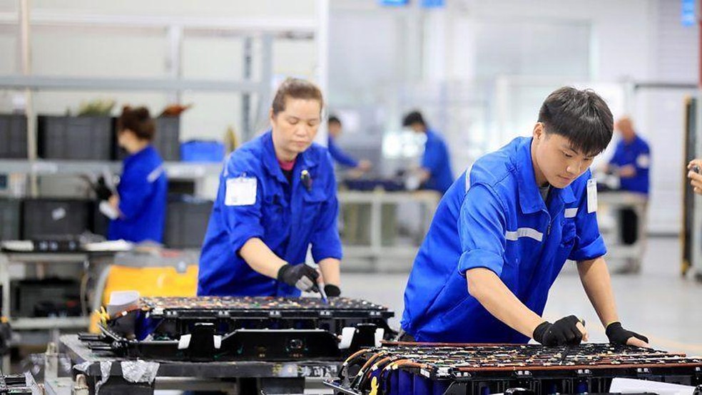 A China produz mais de 75% das baterias de íons de lítio fabricadas em todo o mundo — Foto: BBC News fonte