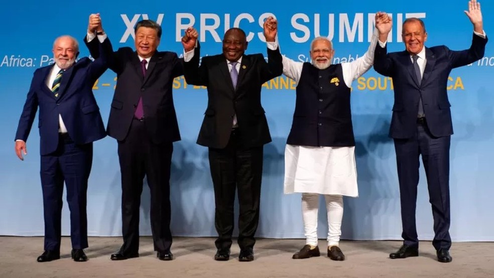 Da esquerda para a direita: Lula, o presidente da China, Xi Jinping, o presidente da África do Sul, Cyril Ramaphosa, o primeiro-ministro da Índia, Narendra Modi, e o ministro das Relações Exteriores da Rússia, Sergei Lavrov — Foto: EPA via BBC