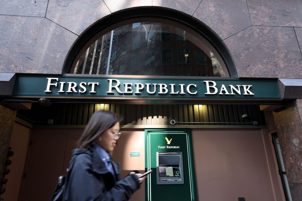 Na quinta, um grupo de 11 bancos dos EUA, incluindo os gigantes bancários JPMorgan Chase, Bank of America, Citigroup e Wells Fargo, prometeu injetar US$ 30 bilhões no First Republic Bank — Foto: Getty Images