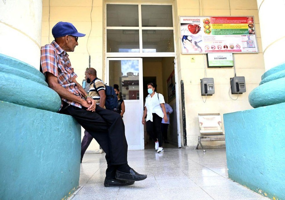 Como faltam recursos, os hospitais têm dificuldade para fazer diagnósticos. Por isso, muitos cubanos preferem ficar em casa, o que torna difícil saber quantas pessoas estão doentes e qual doença cada uma tem — Foto: BBC News fonte