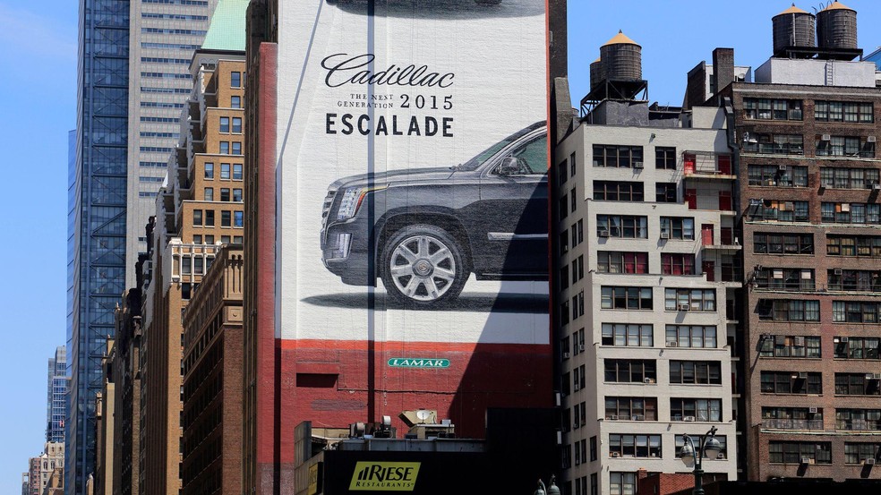 A proibição da publicidade de automóveis movidos a gasolina tem como objetivo reduzir o consumo de combustíveis fósseis — Foto: BBC News fonte