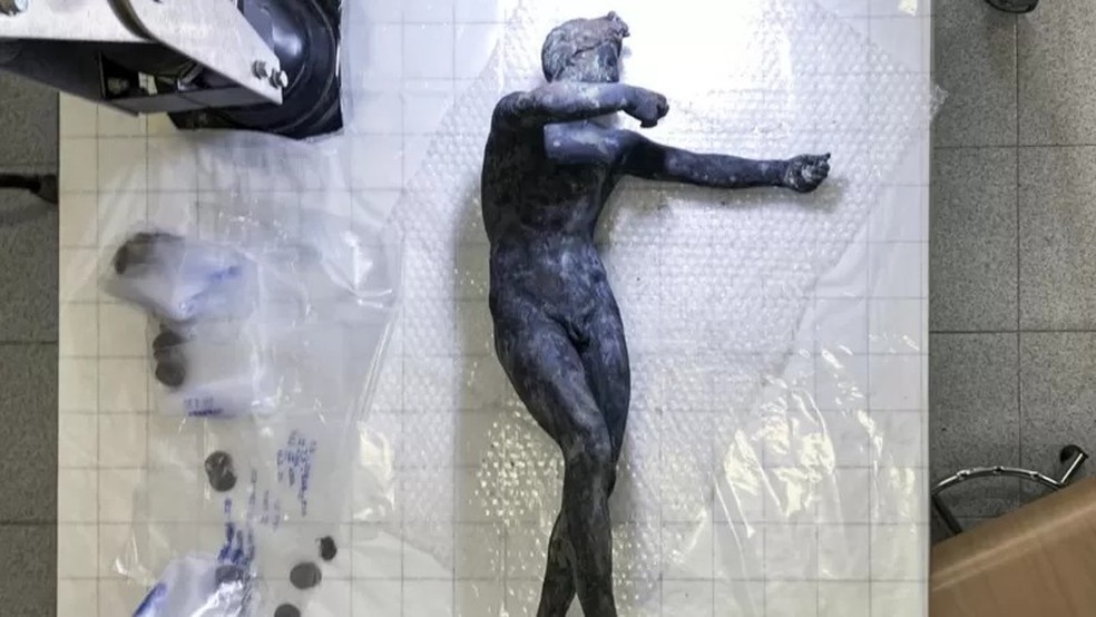 Estátuas encontradas na Itália — Foto: EPA via BBC
