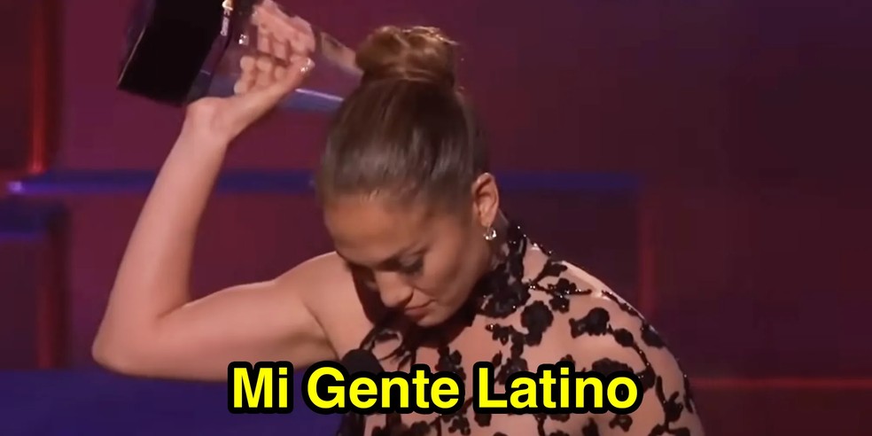 A cantora Jennifer Lopez virou meme em 2011 ao cometer um deslize gramatical em espanhol, ao receber um prêmio no American Music Awards, gerando um debate nas redes sociais sobre quem é ou não latino — Foto: BBC News fonte