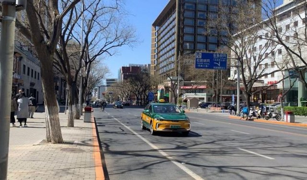 Trânsito em uma manhã de abril em bairro nobre de Pequim, capital da China — Foto: MARIANA SANCHES / BBC via BBC