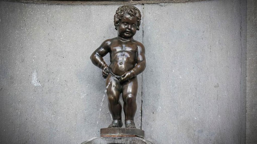 Em muitos países, os homens preferem fazer xixi em pé — Foto: BBC News fonte