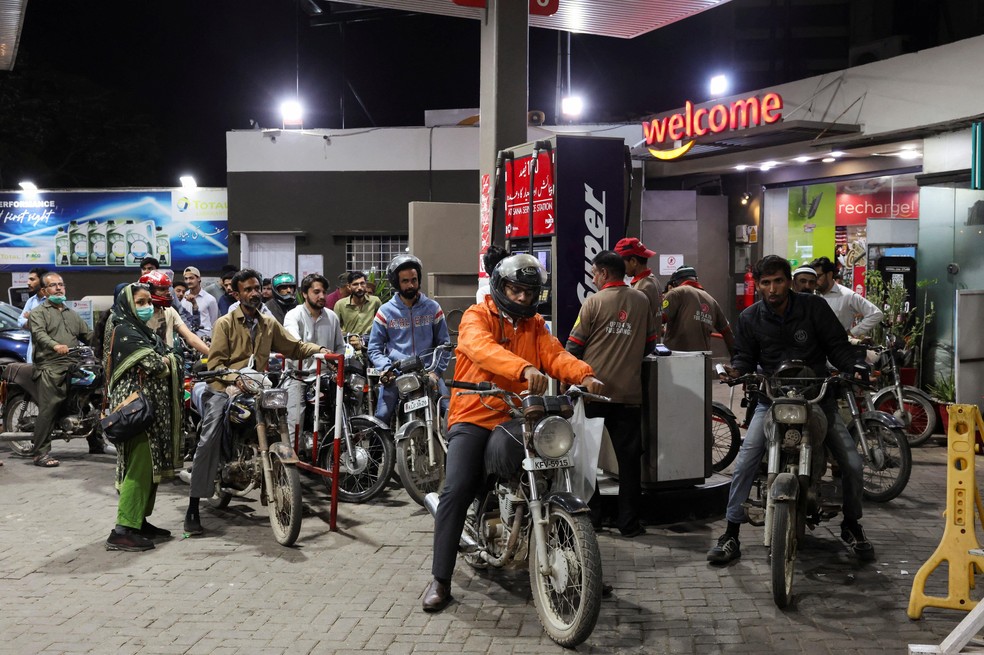 Grandes filas começam a ser observadas nos postos de gasolina — Foto: BBC News fonte