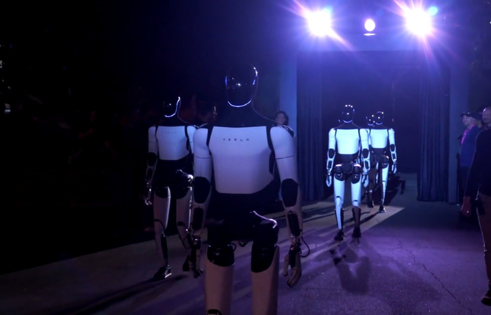 Optimus: robô humanoide da Tesla dança e serve bebidas durante evento de Musk | Tecnologia | Época NEGÓCIOS