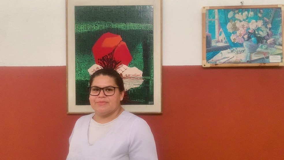 A enfermeira Edineusa Matos faz 'bico' como acompanhante de saúde — Foto: BBC News fonte