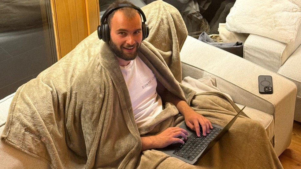 Magnus Müller mora em uma 'casa de hacker': um espaço de trabalho e moradia compartilhado, onde ele e seus colegas trocam ideias constantemente — Foto: BBC News fonte