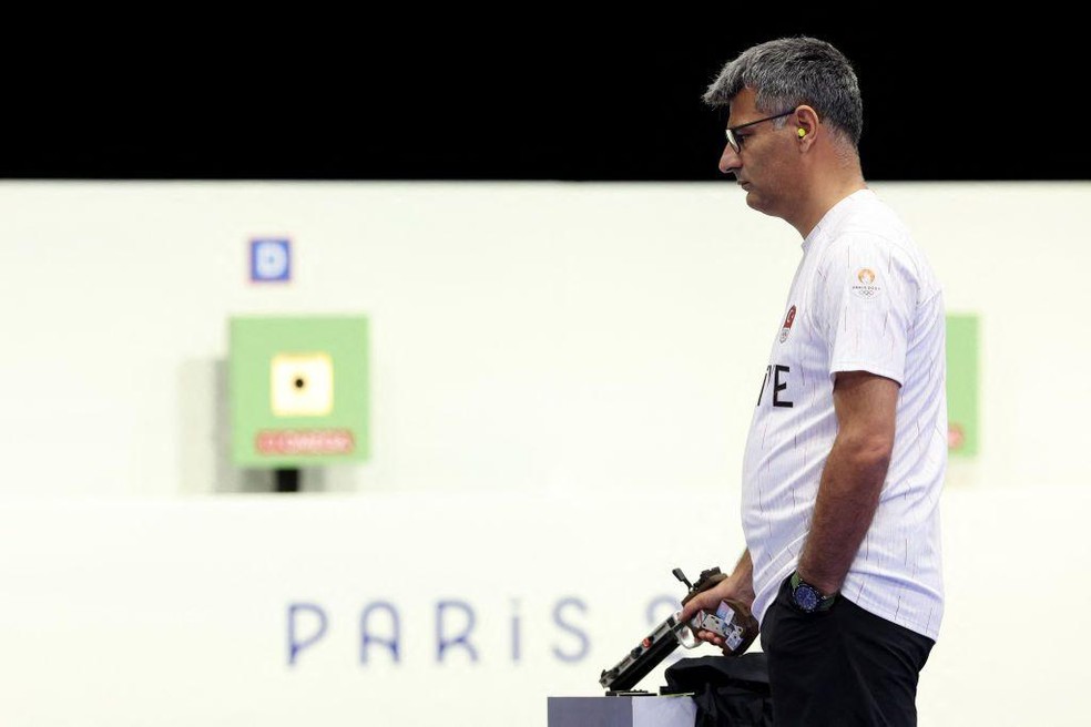 Fonte BBC News — Foto: Em ato inusitado, o atirador turco Yusuf Dikec conquistou a medalha de prata na pistola de ar comprimido sem usar óculos especiais, como fazem outros atiradores