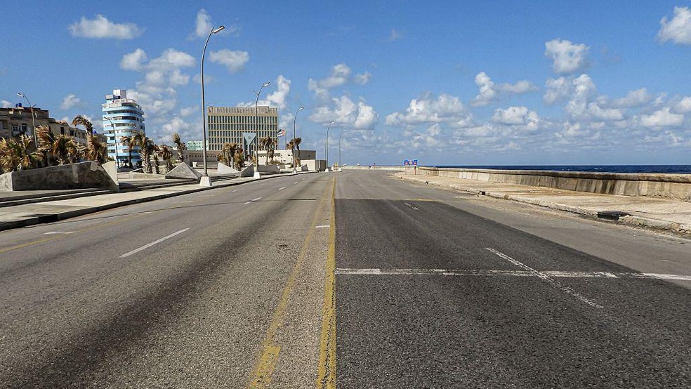 A habitualmente movimentada Avenida del Malecón, em Havana, no último domingo — Foto: BBC News fonte