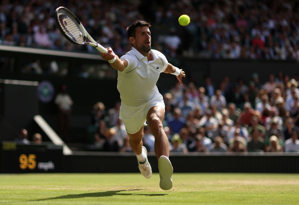 Novak Djokovic durante a partida das quartas de final de simples masculino no Campeonato de Wimbledon 2022, no All England Lawn Tennis and Croquet Club — Foto: Getty Images