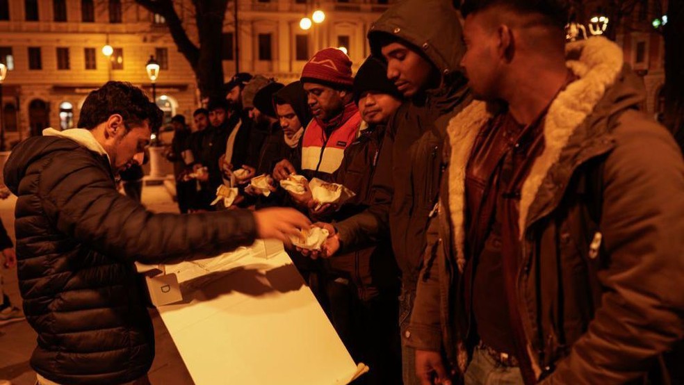 A maioria dos migrantes que chegam a Trieste pela rota dos Bálcãs é masculina — Foto: BBC News fonte