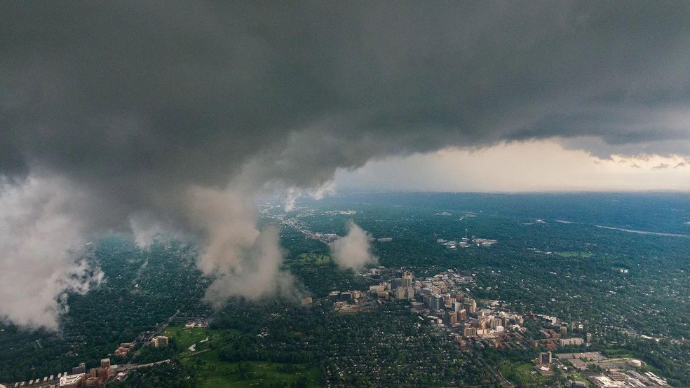 As mudanças climáticas provocadas pela ação humana estão aumentando a turbulência, o que acelera o desgaste das aeronaves — Foto: BBC News fonte