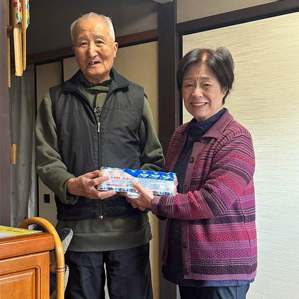 O serviço é especialmente popular entre consumidores idosos. Muitos deles apreciam tanto as visitas regulares das entregadoras, quanto a própria bebida — Foto: BBC News fonte