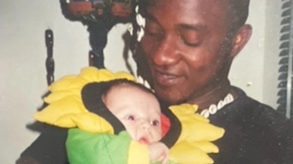 Hadeya Okeafor não se perguntava por que a cor da sua pele era diferente do restante da família — Foto: BBC News fonte