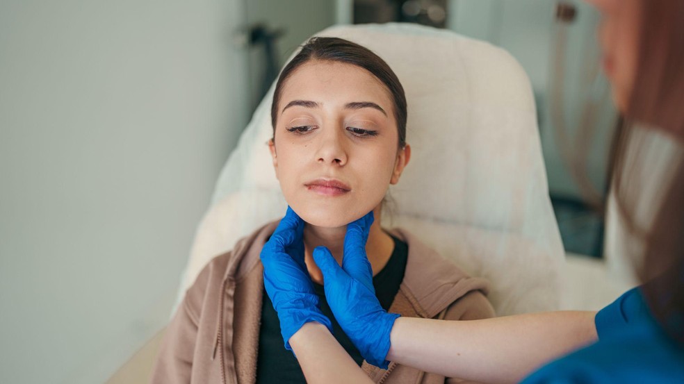 As técnicas modernas, como a ultrassonografia, possibilitaram a detecção de casos de câncer de tireoide que não podiam ser diagnosticados apenas com o exame físico — Foto: BBC News fonte