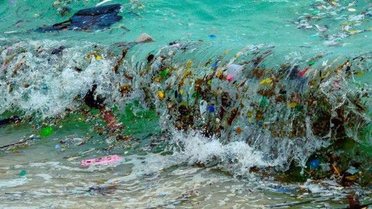 Embalixo investe R$ 50 milhões para produzir saco de lixo com plástico retirado do mar