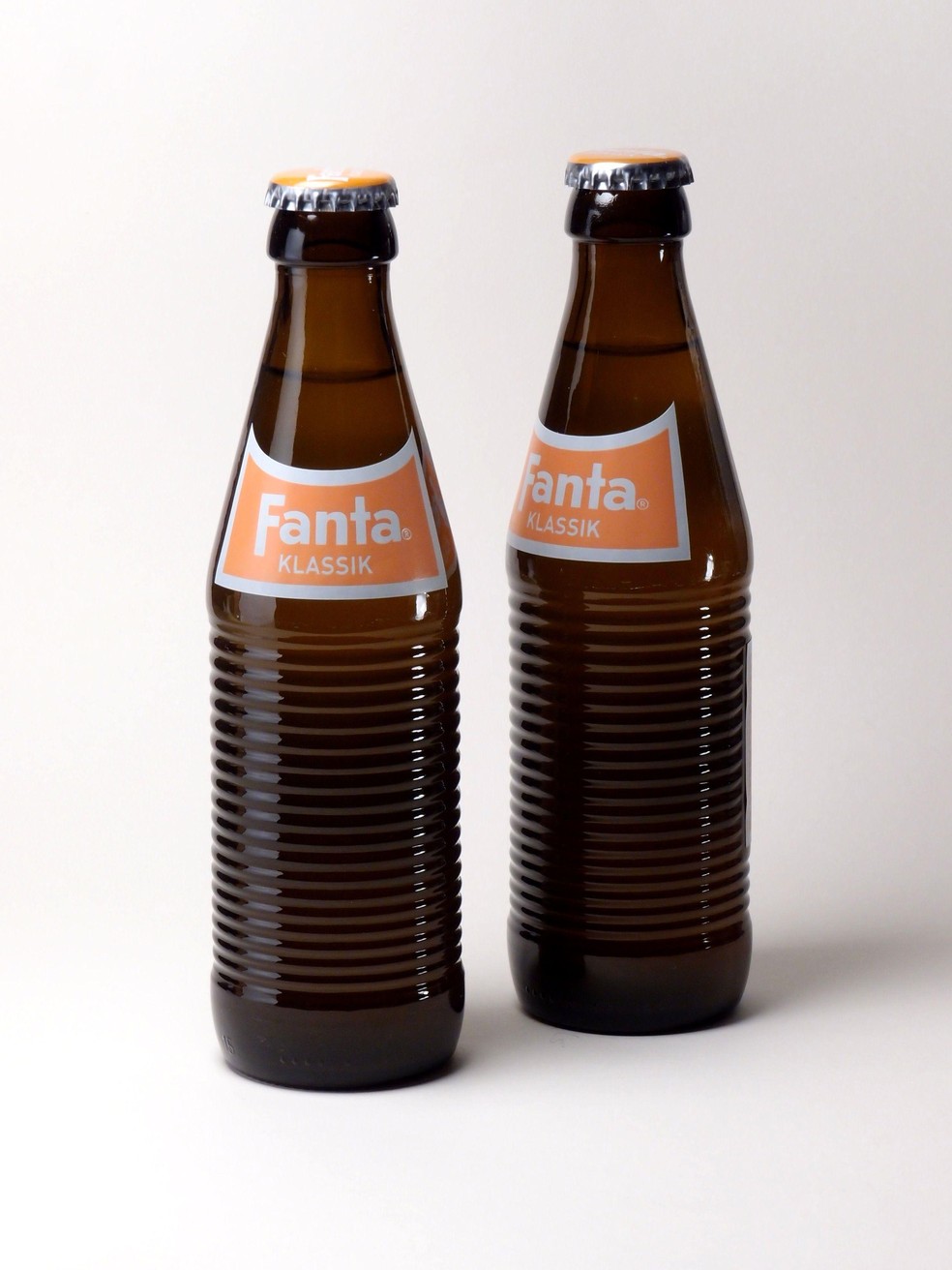 Fanta criada na Alemanha tinha coloração escura, sabor indefinido e era usada até mesmo como ingrediente culinário — Foto: BBC News fonte