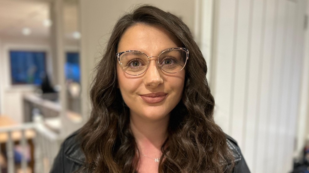 Sarah Goddard diz que chegou a vomitar até 20 vezes por dia — Foto: BBC News fonte