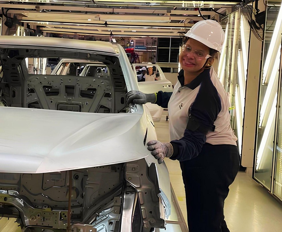 'Meu salário dobrou', conta Gabriele, orgulhosa do novo emprego em montadora — Foto: BBC News fonte