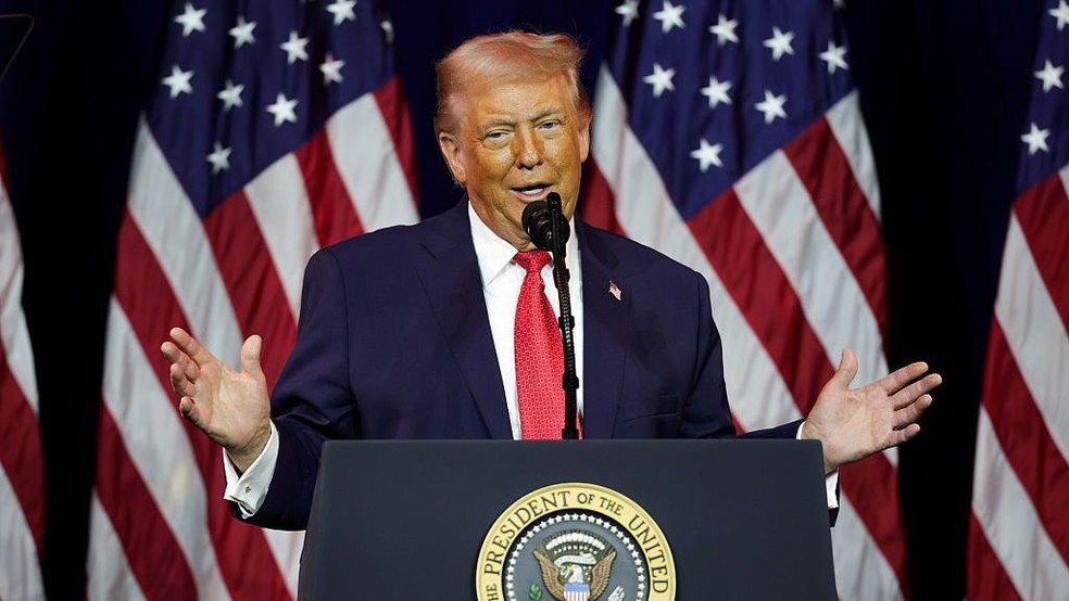 Donald Trump afirmou que suas forças armadas estão avaliando "opções muito fortes" contra o Irã — Foto: BBC News fonte