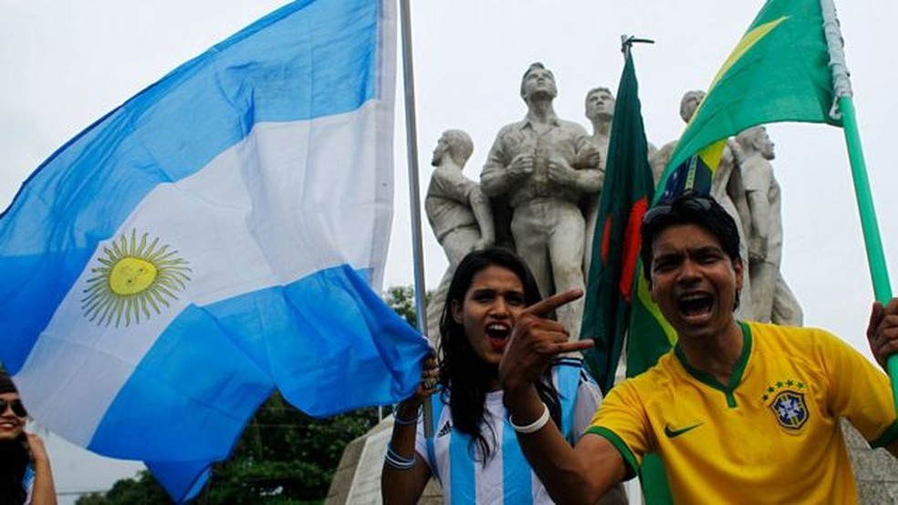 Torcidas de Brasil e Argentina em Bangladesh: uma 'rivalidade' em loval improvável — Foto: Getty Images (via BBC)