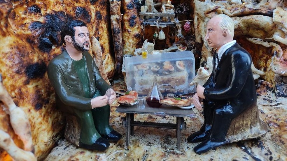 Putin e Zelensky comem pizza juntos em presépio na Itália