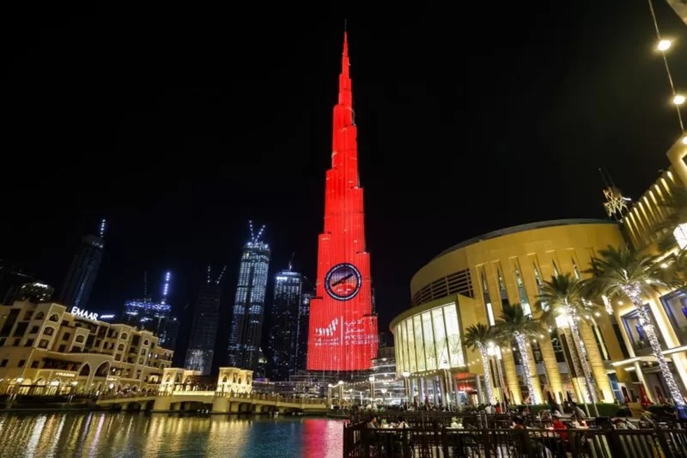 O edifício Burj Khalifa foi iluminado de vermelho quando a missão dos Emirados Árabes com destino a Marte estava se aproximando da órbita do planeta — Foto: GIUSEPPE CACACE/AFP VIA GETTY IMAGES via BBC