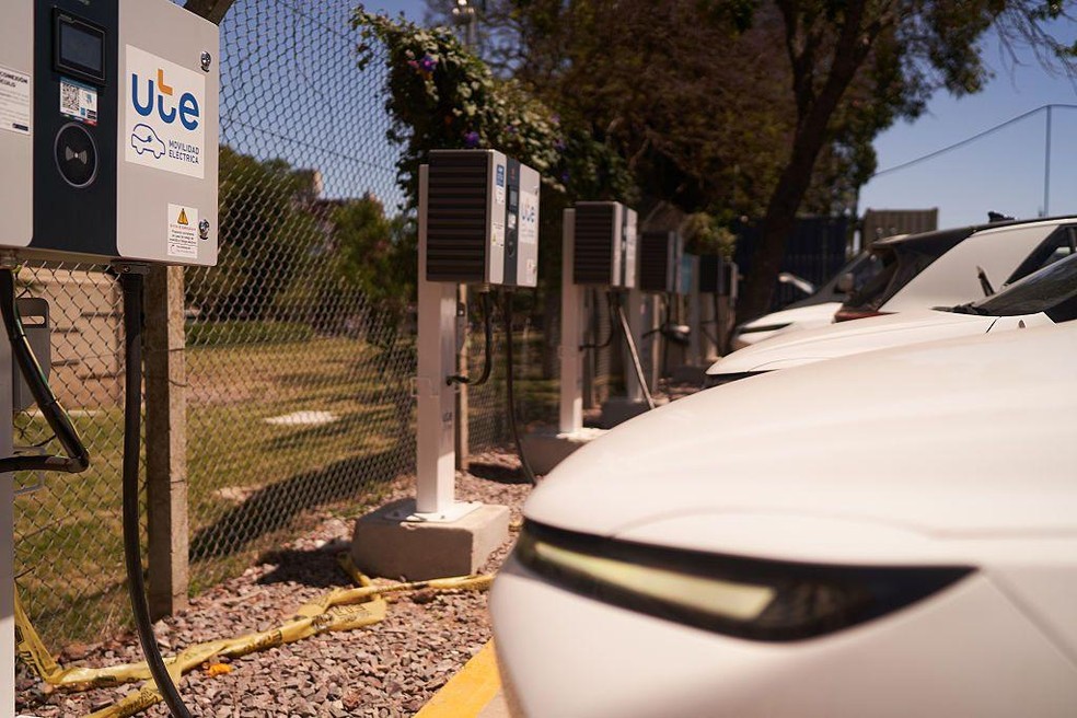 A empresa estatal de eletricidade do Uruguai, UTE, instalou uma rede de estações de carregamento de carros elétricos, frente ao aumento da demanda — Foto: BBC News fonte