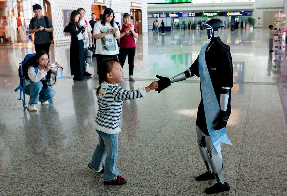 Robôs humanoides estão atraindo muitos investimentos, num mercado bilionário disputado por China, Estados Unidos e Europa — Foto: BBC News fonte