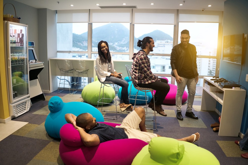 Equipes que passam por um processo inicialmente caótico, explorando e refinando o problema ao longo do tempo, acabam sendo mais bem-sucedidas — Foto: Getty Images