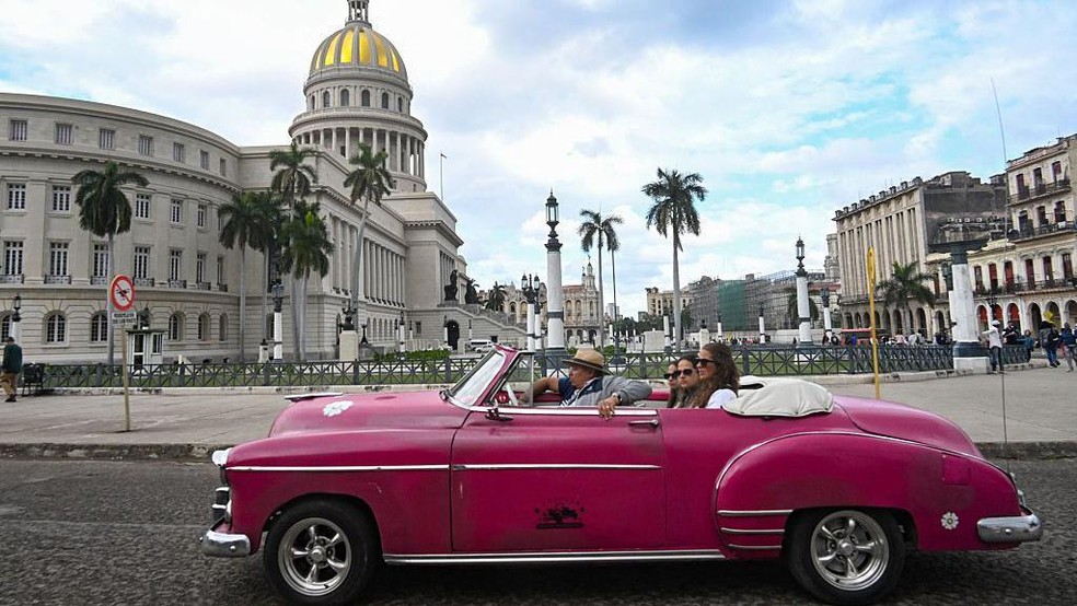 O turismo é uma das maiores fontes de dólares de Cuba há décadas. Mas a situação do setor, que já atravessava um período de decadência, agora está se agravando. — Foto: BBC News fonte