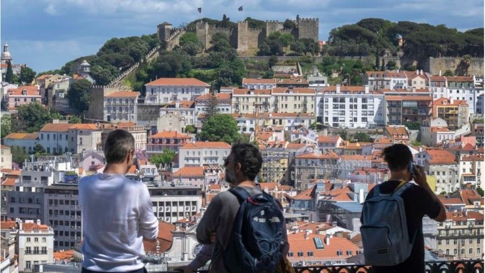 Os proprietários no centro de Lisboa preferem alugar a turistas do que a residentes, porque os benefícios são maiores. — Foto: GETTY IMAGES/VIA BBC